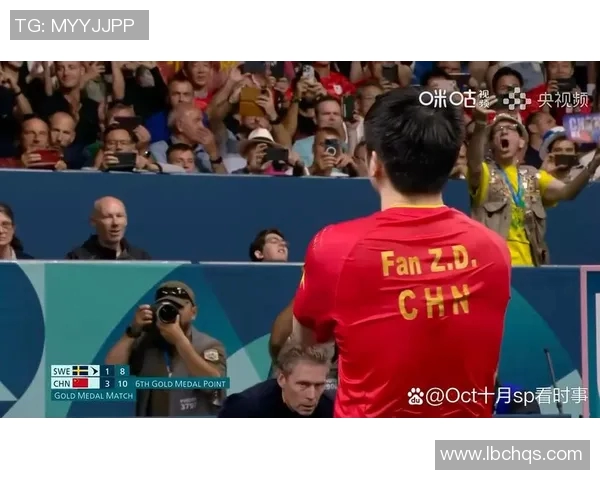 足球明星抱胸姿态展现自信魅力的精彩瞬间合集