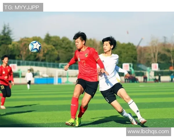 足球明星的风采与魅力展现：他们如何在绿茵场上书写传奇人生