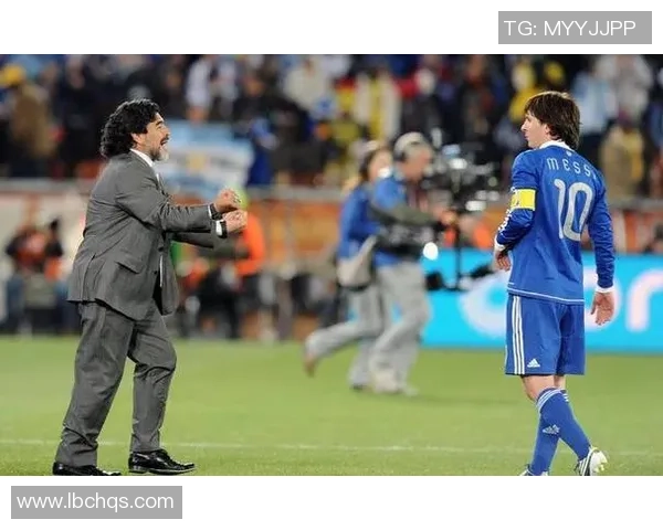 足球明星化身无知老人挑战街头路人引发搞笑反应与温情瞬间 足球明星化身无知老人挑战街头路人引发搞笑反应与温情瞬间