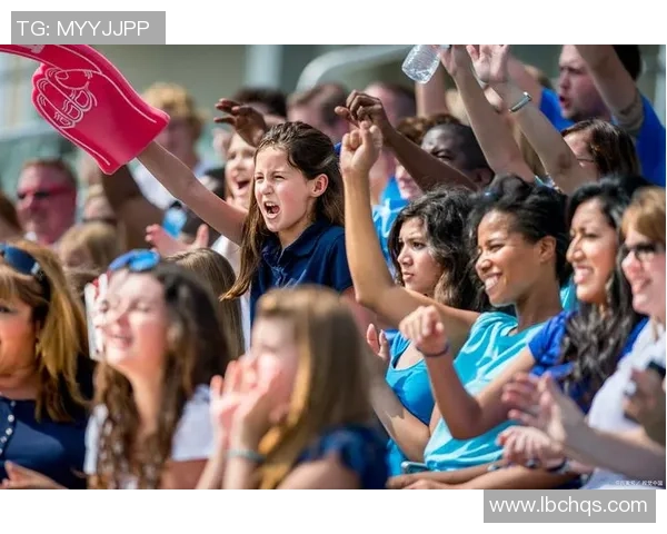 足球明星粉丝热情采访瞬间记录展现球迷对偶像的无限热爱与支持 足球明星粉丝热情采访瞬间记录展现球迷对偶像的无限热爱与支持
